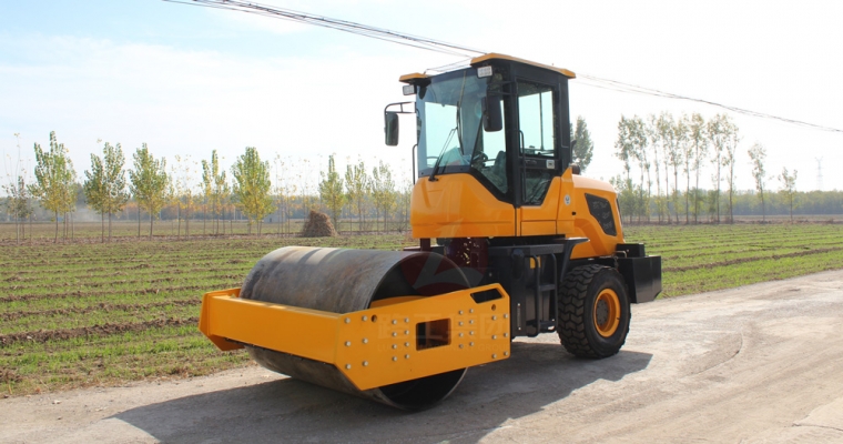 驾驶式压路机“；；；；；て琳稀薄寰部刂葡低